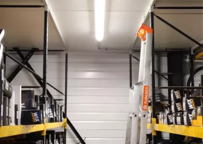 Installation de réglettes LED dans l’entrepôt du garage Midas à Compiègne